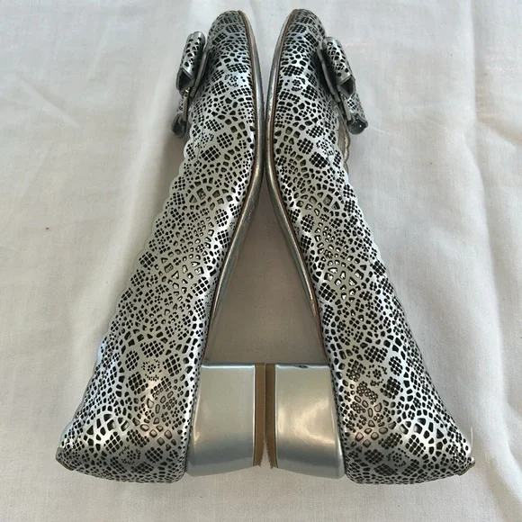 Salvatore Ferragamo Metallic Silver Laser Cut Calf Leather Vara Pumps Size 7B